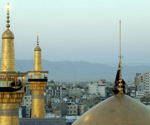 تعویض پرچم گنبد حرم منور رضوی