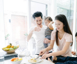 10 راهنمایی ساده برای اینکه الگوی تغذیه و زندگی سالم برای فرزند خود باشیم