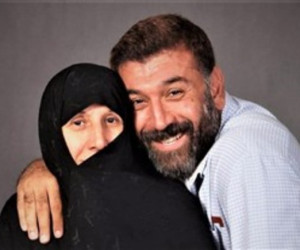 عکسی دردناک از مادر علی انصاریان سر مزار پسرش