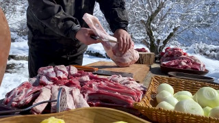 ویدیو دیدنی از آشپزی در دل طبیعت برفی