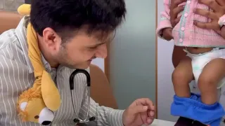 کلیپ بامزه ترفند دکتر برای آمپول زدن به نوزاد