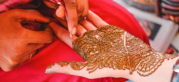 ضرب المثل مگه دست هات حنا است یعنی چه ؟