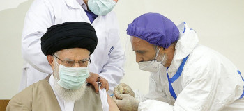 تصاویر دریافت نوبت اول واکسن ایرانی کرونا توسط رهبر انقلاب
