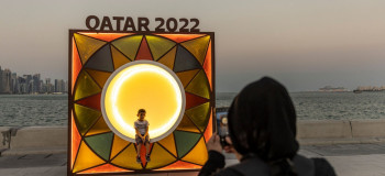 حضور زنان با حجاب قطری در نمایش کاپ جام جهانی دوحه / تصاویر