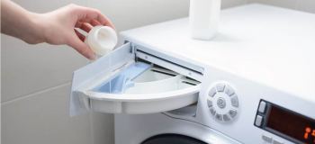 زمان ریختن نرم کننده در ماشین لباسشویی و نحوه استفاده از آن