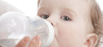مناسب ترین آب آشامیدنی برای نوزادان کدام است؟