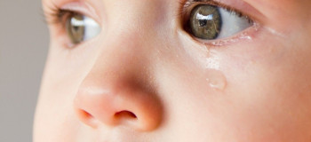 مهمترین علت چشم های آبکی در نوزادان چیست؟