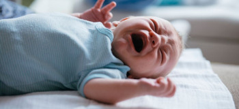 علت زور زدن نوزاد چیست ، یعنی دلش درد می کند ؟