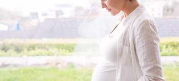 آیا استفاده از روغن کرچک باعث کاهش دردهای بارداری و زایمان می شود؟