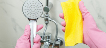 تمیز کردن سردوش حمام با چندین روش راحت و سریع