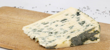 پنیر بلوچیز با کپک فراوان و بوی بد ولی پر مزیت