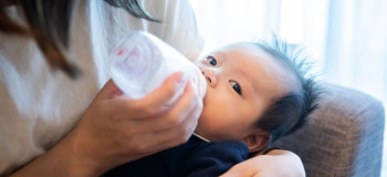 وقتی نوزاد با عصبانیت شیر می خورد مشکل از کجاست؟