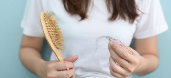 ۵ علت که باعث افزایش ریزش مو در تابستان می شود