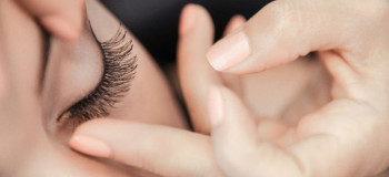 روش های فوری و آسان پاک کردن چسب مژه مصنوعی از روی چشم