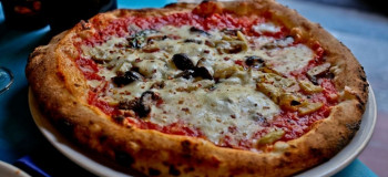 مواد لازم برای پخت پیتزا ناپولیتانا با طعم خاص و پرطرفدار