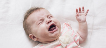 علائم آلرژی‌ یا حساسیت به شیر مادر در نوزادان شیرخوار