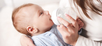 دلایل تغییر رنگ شیر مادر چیست؟