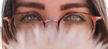 آموزش آرایش چشم زیر عینک با متد جدید