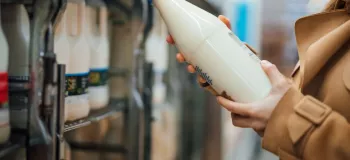 تفاوت شیر پاکتی و بطری با یکدیگر چیست؟