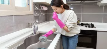 ۴ مرحله ساده برای رفع بوی بد کفشور آشپزخانه