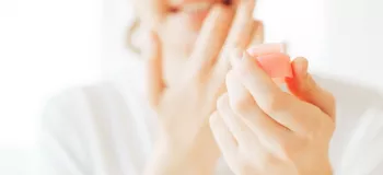 فرق بالم لب با برق لب در چیست؟ کدام بهتر است؟ بررسی تمام تفاوتها