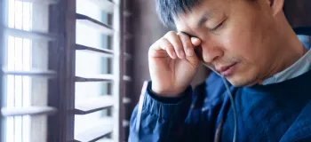 علت آبگرفتگی چشم چیست؟ چگونه این عارضه را درمان کنیم؟
