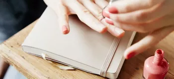 چگونه در منزل لاک ناخن درست کنیم؟