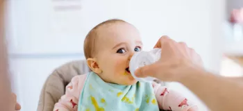 از چند ماهگی میتوان به نوزاد آب داد؟