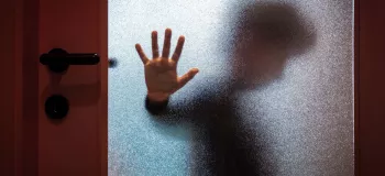 آیا پدر و مادر می توانند فرزندشان را ممنوع الخروج کنند ؟