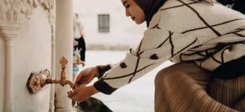 آیا سرمه کشیدن چشم، مانعی برای وضو است ؟