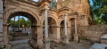 دروازه هادریان مهم‌ ترین و زیباترین بنای تاریخی آنتالیا