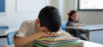 ۱۴ رفتار مناسب با کم رویی و خجالت کودکان در مدرسه