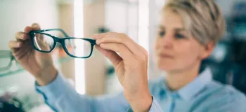 عینک یا لنز طبی ؟ کدام انتخاب بهتری است ؟!