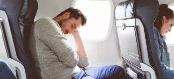بررسی نکات ساده برای داشتن یک خواب راحت در هواپیما