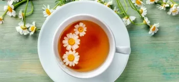 خاصیت بی نظیر چای بابونه با عسل ؛ بهترین دمنوش گیاهی