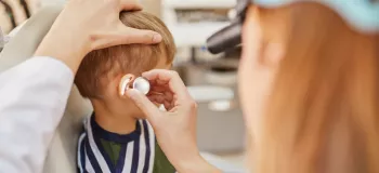 اختلالات شنوایی در اثر تجمع موم یا جرم گوش در کودکان !