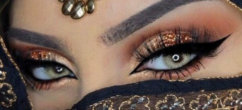 مدل سایه چشم عربی ۱۴۰۱ با ترکیب رنگ سایه قهوه‌ای تیره، دودی و مشکی