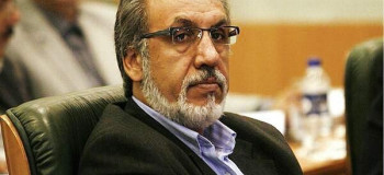 تیپ اروپایی محمودرضا خاوری با انگشت بریده در مکان عمومی !!