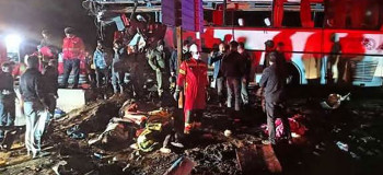 ۲۱ کشته و زخمی در تصادف خونین اتوبوس و تریلی در کاشان+ فیلم و عکس