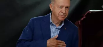 تیپ همسر جوان اردوغان پای صندوق رای خبرساز شد !
