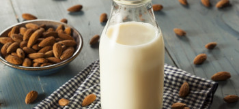 طرز تهیه شیر بادام با چندین طعم مختلف