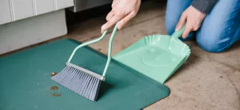 مراحل انجام لکه زدایی و شستشوی فرش آشپزخانه