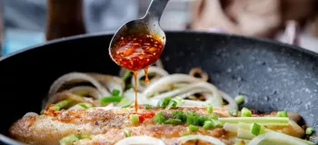 روش طبخ ماهی با سس زعفران مرحله به مرحله