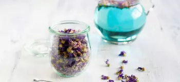 روش تهیه شربت گل پنیرک نوشیدنی خنک و طبیعی