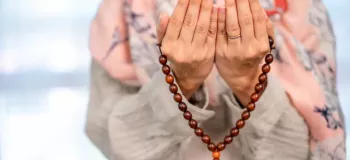 آیا قضا شدن نماز به جهت شرکت در عزاداری جایز است ؟