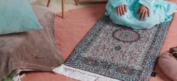 تیمم بر غبار زیر فرش در چه صورت صحیح است ؟
