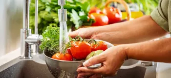 مراحل شستشو میوه و سبزیجات با جوش شیرین