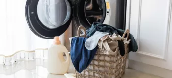 ۶ کاری که باید قبل از شستشوی لباس در لباسشویی انجام دهید!