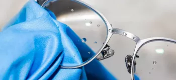 روش شستن و تمیز کردن دستمال عینک با مواد طبیعی