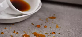 ساده‌ ترین راه پاک کردن لکه چای از روی مبل